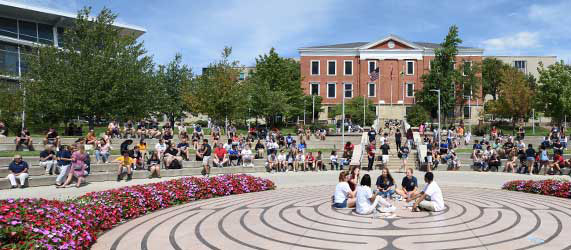 Students on Coleman Common on ʿ campus